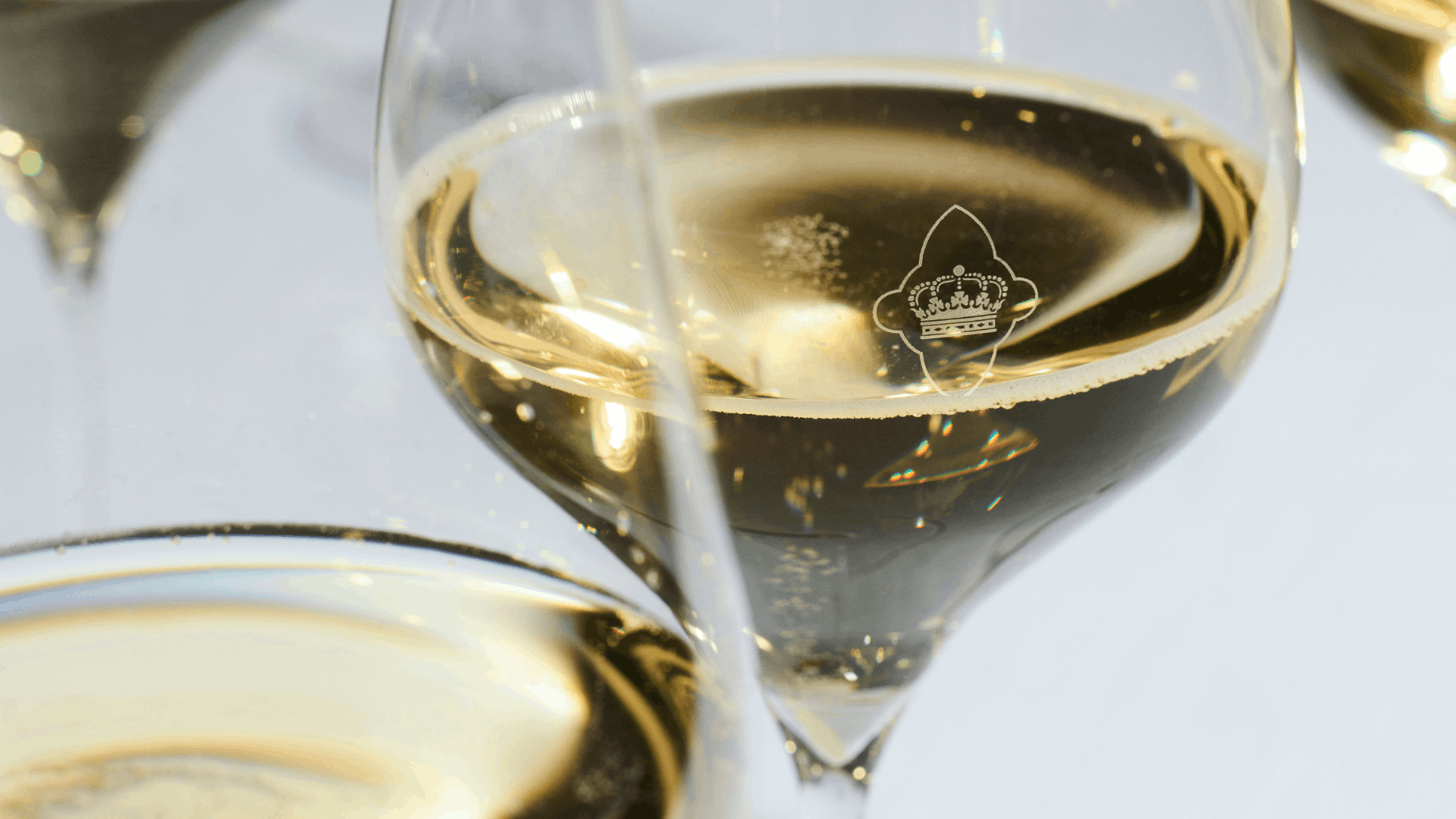 THE ESSENTIAL GUIDE TO CHAMPAGNE GLASS TYPES AND STYLES
